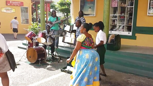 Kučka lijepog lica stavlja usne na neka velika jaja