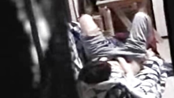 Plavuša prima veliki crni kurac duboko u svom mokrom ugrizu