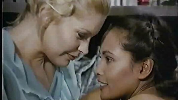 Plavuša koja voli muškarce brine se za njih dvoje odjednom