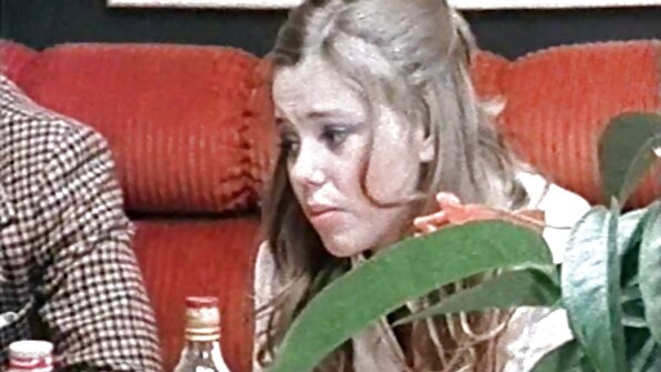 Plavuša koja voli sisati kurac je na krevetu i radi upravo to