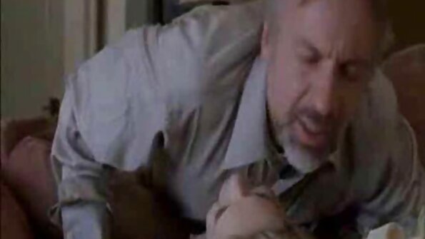 Tinejdžerka brineta je jebana i prstima na krevetu