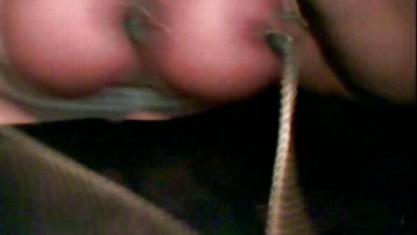 Crnka s dugom kosom skida gaćice za jebanje