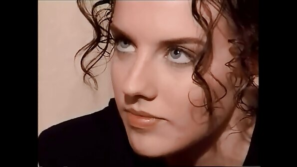 Prsata riba je na stolu za masažu, ispunjena velikim penisom