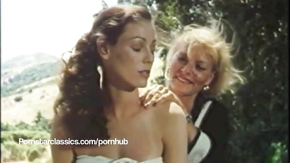 Djevojka sa seksi pičkom jebena je jako na posteljini