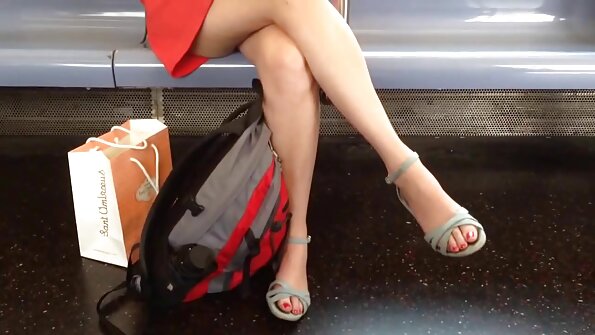 Plavuša voli imati palac u guzici dok jaše kurac