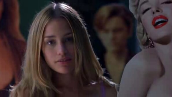 Beba s velikim pozadinom sisa kurac u praonici