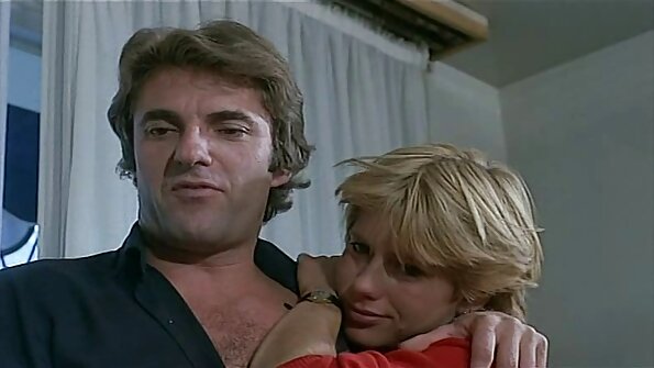 Bimbo sa seksi sisama je uzimajući kurac u svoju mokru macu