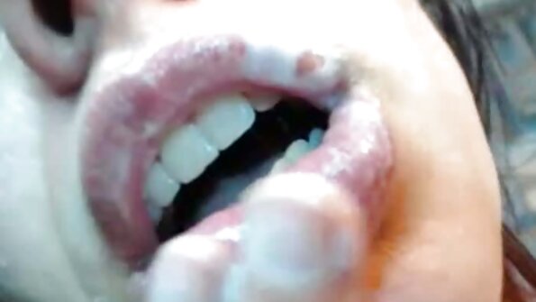 Crni tip zadirkuje mladu ženu sa svojim velikim dženom