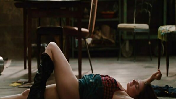 Plavuša i brineta pokazuju svoje golo meso i imaju trojku