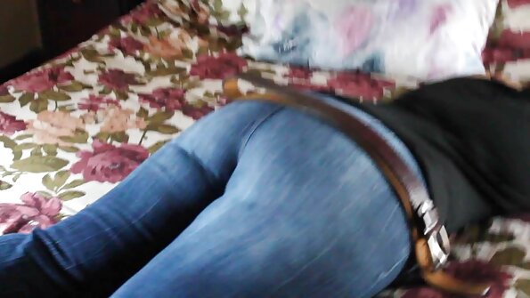 Brinetu koja ima male sise jako se udara