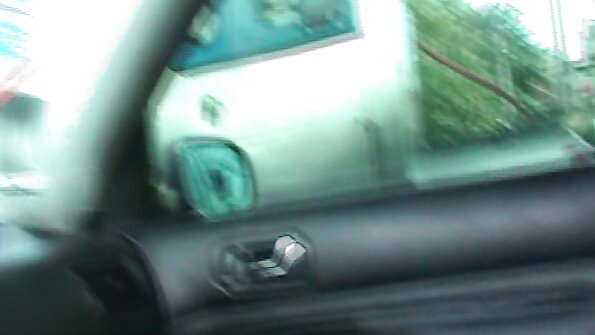 Prsata kučka koja voli kurac masira svoj mokri ugriz