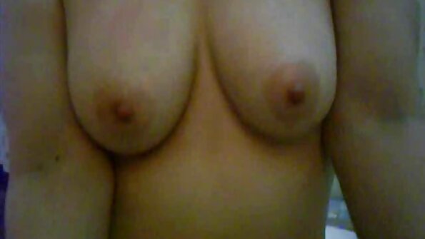 Tip bilježi dok jebe dvije nevjerovatne drolje na krevetu jako dobro