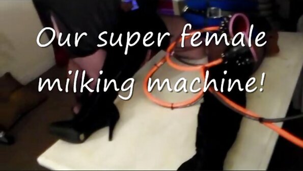 Seksi djevojku jebe napaljeni bijeli tip na stolu