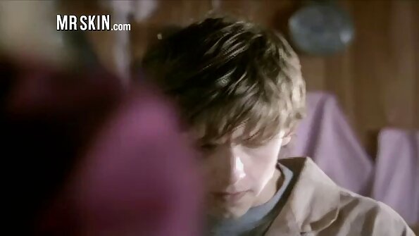 MILF velikih sisa sa kratkom kosom zadovoljava šupak koristeći dildo