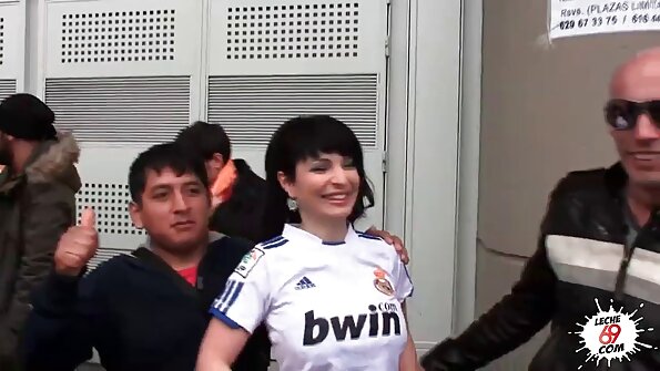 Velika guzica otvara joj pozadinu i uvlači kurac u nju