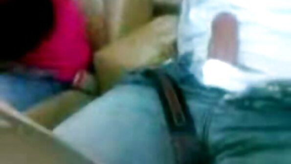 Mačka sa preplanulim linijama liže svoju macu na sofi