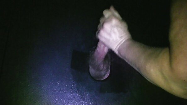 Plavuša koja ima mršavo tijelo jako se liže i jebe