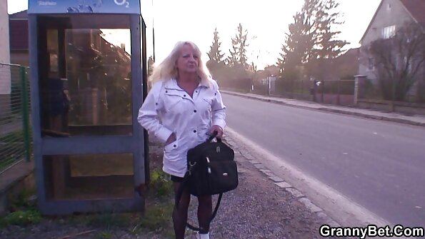 Plavuša sa vrelim okruglim dupetom dobija kurac u grlo