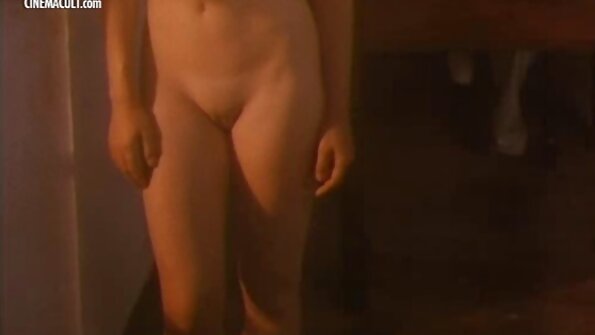 Brineta koja ima male sise prima dva velika kurca