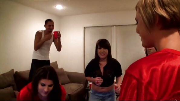 Nevjerojatno divlja plavuša prodire duboko u auto