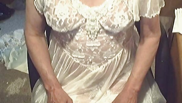 Seksi plavuša uske guzice se analno jeba na sofi