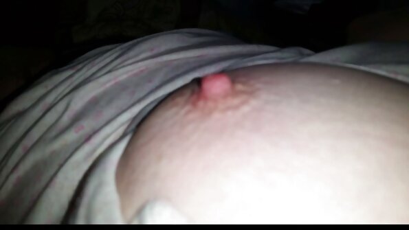 Ljepota sa divnim sisama pruža seksualnu radost maseru