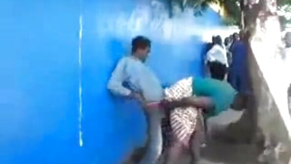 Kučka koja je u bijelim čarapama sjedi na kurac