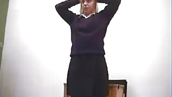 Crnu ribu na suncu prekrivaju sise u ulju