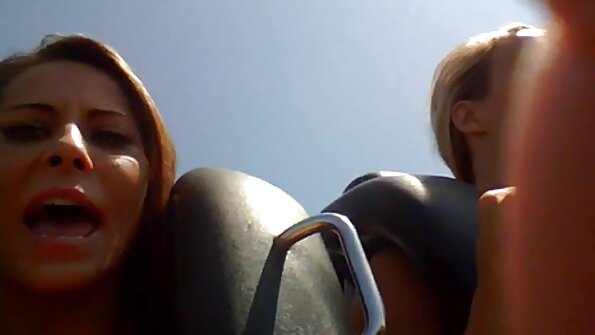 Crnokosa mlada žena skida svoju osuđeničku uniformu i ima seks