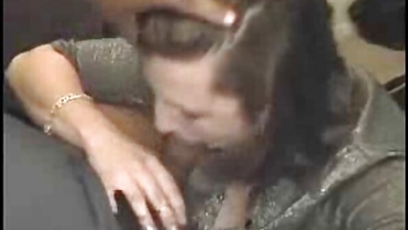 Plavuša duge kose koja voli analni seks pokazuje nam svoj ulov