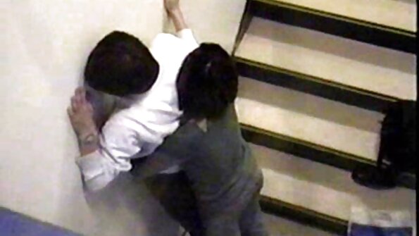 Riba je na stolu za masažu, skida se gola i jebe se