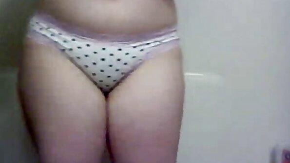 Latina sa ogromnim sisama siše kurac i sjedi na njemu