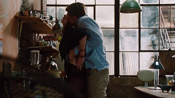 Uhićena plavuša i njen pomoćnik uživaju u analnom seksu sa straponom