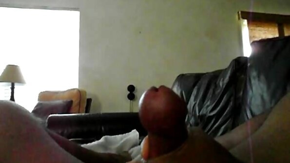 Mlada djevojka koja voli kurac osjeća crnu u sebi