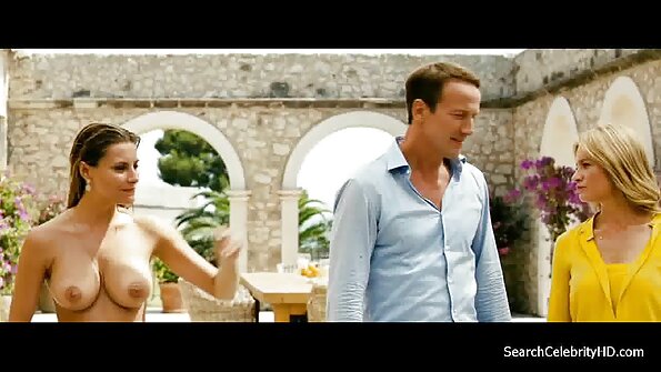 Veliki penis mršavog prijatelja tinejdžera napaljuje crnku pumu u prirodi