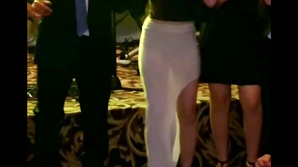 Crna riba koja voli bijeli kurac puši na krevetu