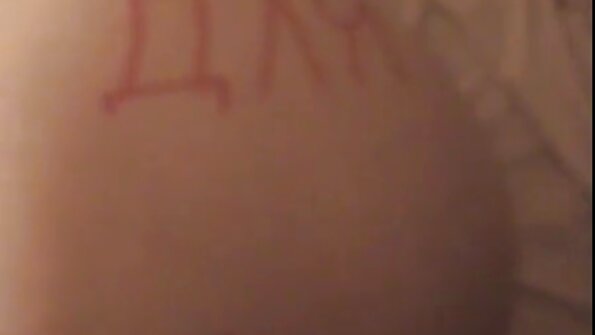 Plavuša s nekim velikim sisama je uzimajući svoju pičku prstima