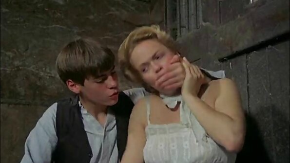 Crnka solo djevojka gura svoju ruku u svoju mokru pičku