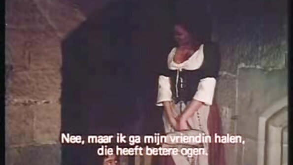 Prsata drolja ovdje puši na krevetu