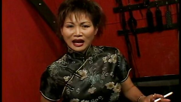 Djevojka s lijepim stalkom prodire joj mokru macu