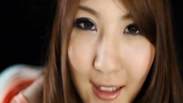 Vruća stvar koja ima naočare je pušenje na krevetu