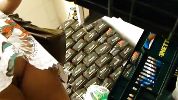 Navrnuta grupa dama je s nekim muškarcima, ližu kurac i još mnogo toga