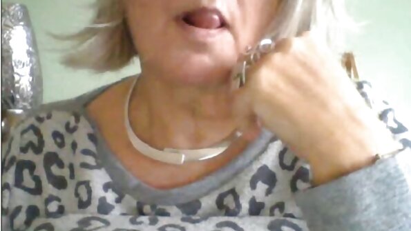 Mršava amaterka nam pokazuje da je dobra u jebanju i jahanju kurca