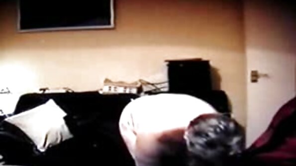 Mala kinky žena dobija kurac gurnut u usta