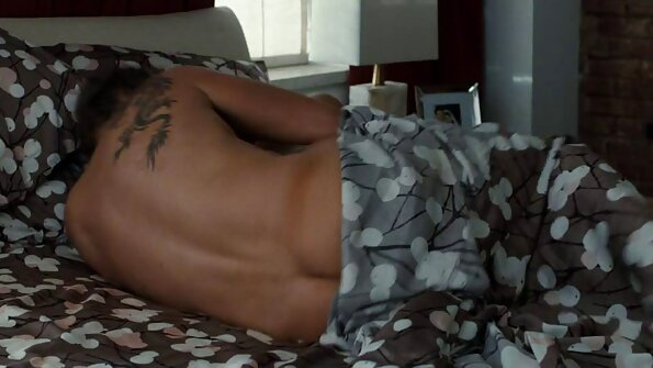 Kučka s finim okruglim dupetom dobiva spermu u usta