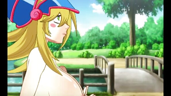 Plavuša koja ima fine sise i seksi guzicu prima analni seks