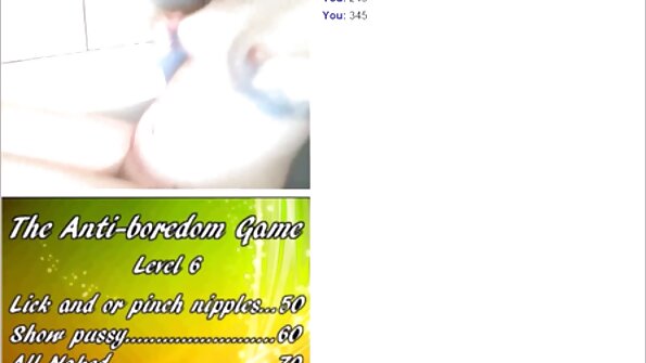 Riba koja ima ogromne sise ovdje drka na seksi način