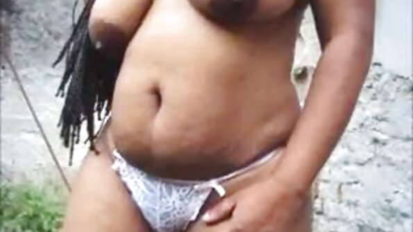 Zabavna brineta sjedi svoju usku pičku na velikom kurac