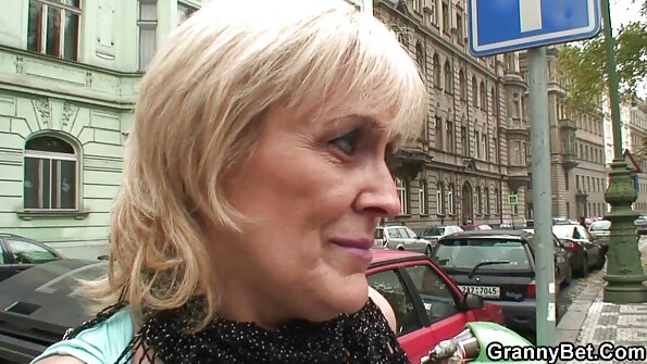 Vruću potpuno prirodnu brinetu njena prijateljica liže na kauču