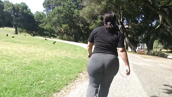 Vruća amaterka s lijepim dupetom uzima kurac u usta da bi ga sisala